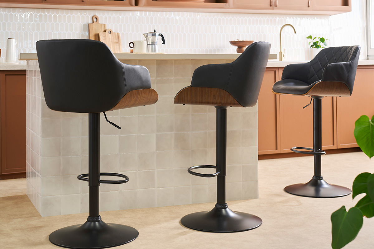 Sgabello da bar girevole e regolabile a 360� nero e legno scuro LUCIEN, vista posteriore in una cucina moderna.