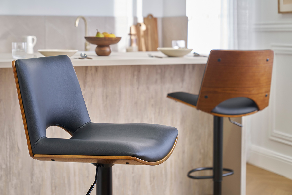 Sgabello da bar PANACH nero e legno scuro, vista laterale in una cucina moderna.