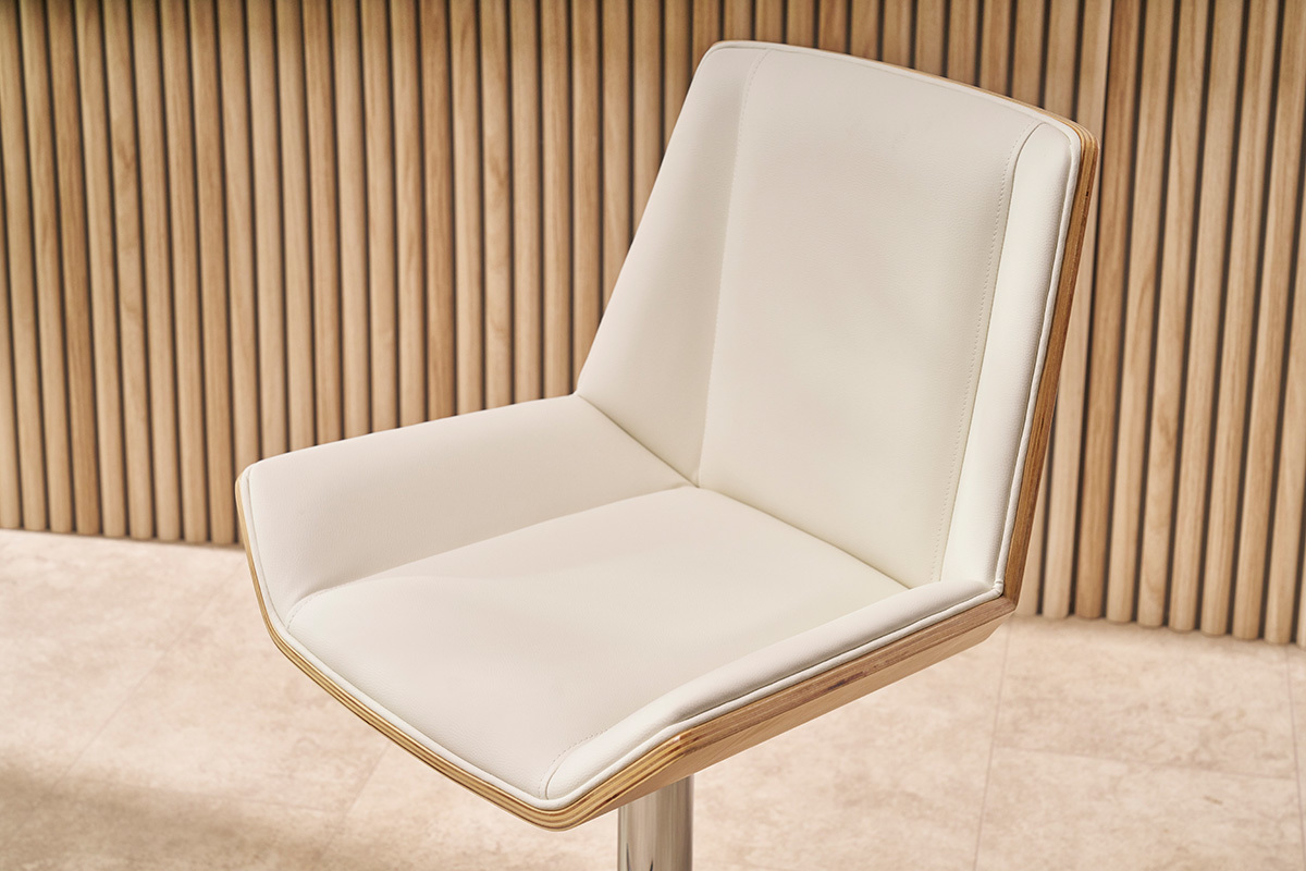 Sgabello da bar di design bianco e legno chiaro MELKIOR