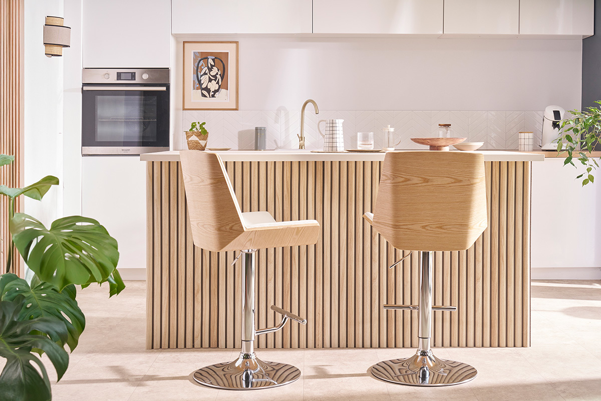 Sgabello da bar di design bianco e legno chiaro MELKIOR