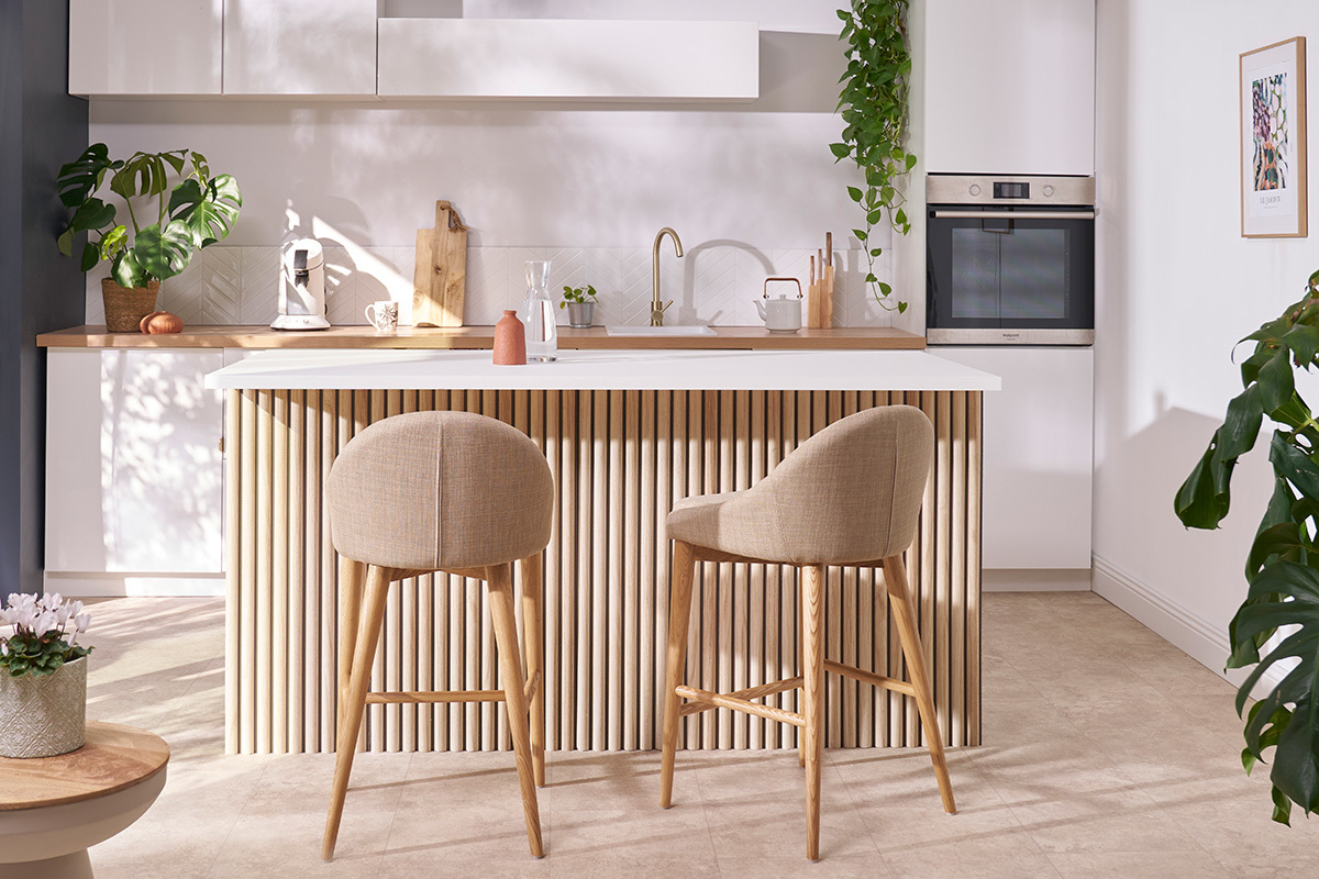Sgabello da bar di design in tessuto beige e legno chiaro H66.5 cm DALIA