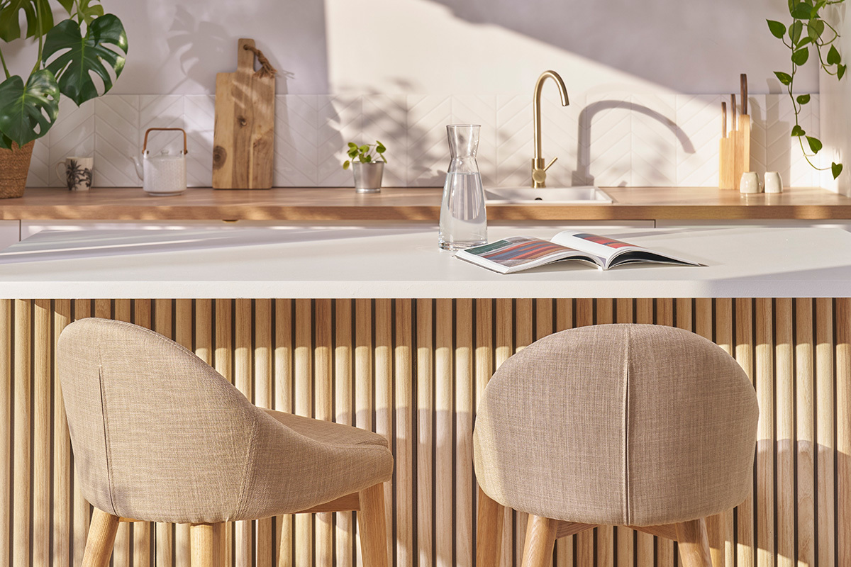 Sgabello da bar di design in tessuto beige e legno chiaro H66.5 cm DALIA
