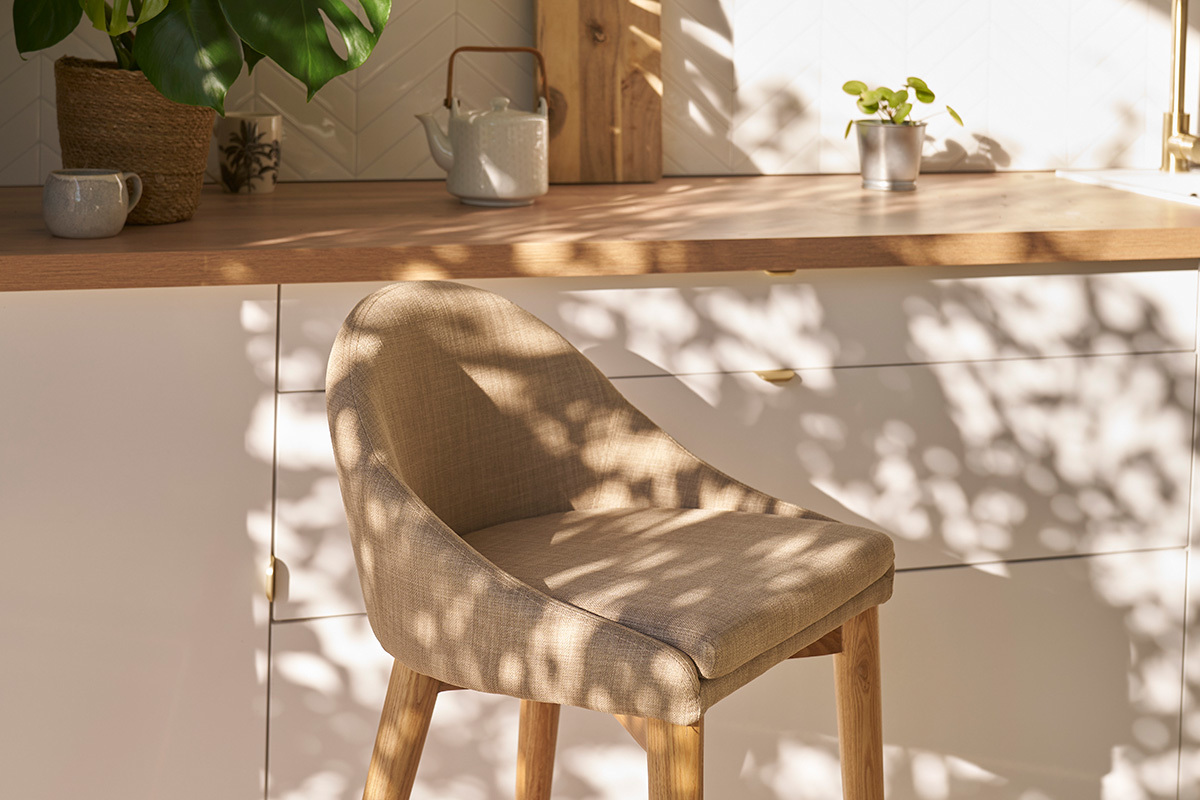 Sgabello da bar di design in tessuto beige e legno chiaro H66.5 cm DALIA