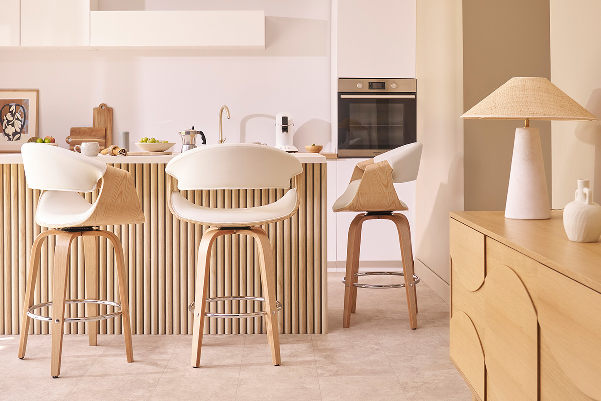 Sgabello da bar ARAMIS bianco, legno chiaro e acciaio cromato, vista posteriore in una cucina moderna.