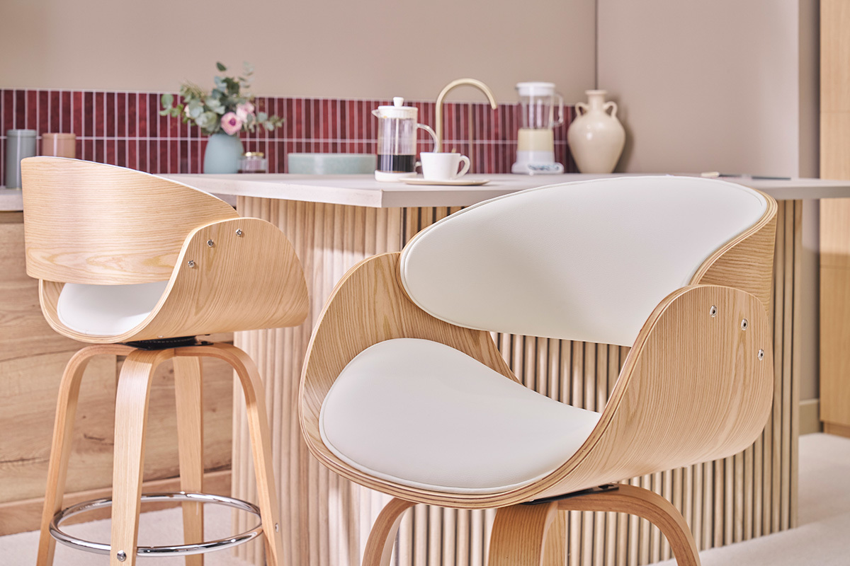 Sgabelli da bar girevoli, legno chiaro e bianco, in una cucina, vista tre quarti.