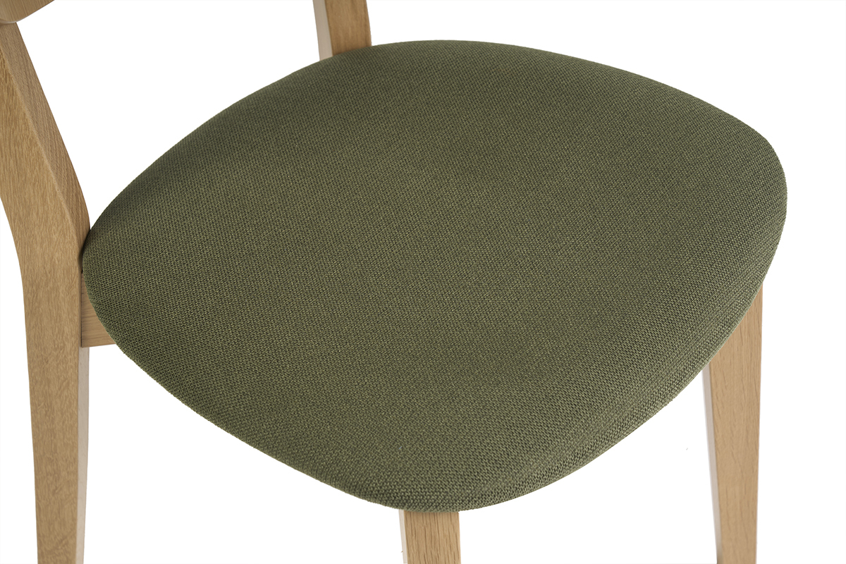 Dettaglio della seduta di uno sgabello da bar LUCIA in tessuto verde kaki e legno chiaro.