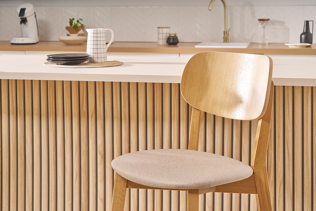 Sgabello da bar in legno massello di rovere chiaro e tessuto beige H65 cm LUCIA