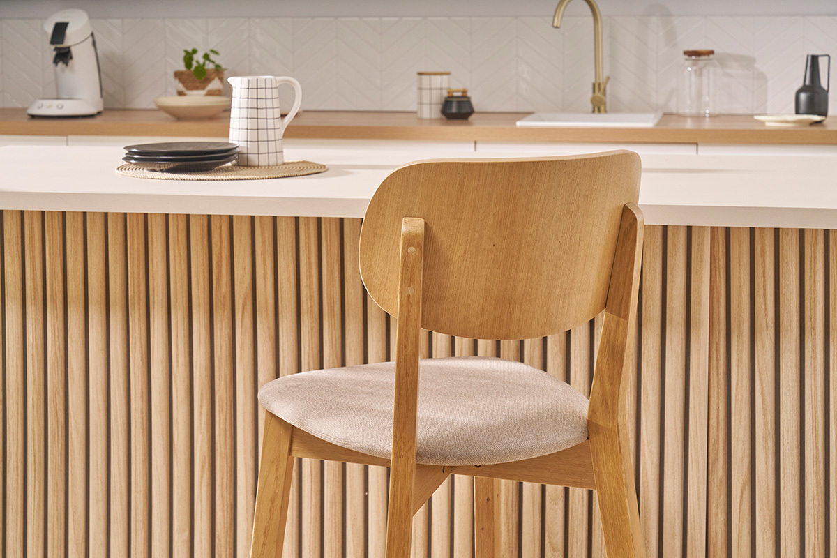 Sgabello da bar in legno massello di rovere chiaro e tessuto beige H65 cm LUCIA