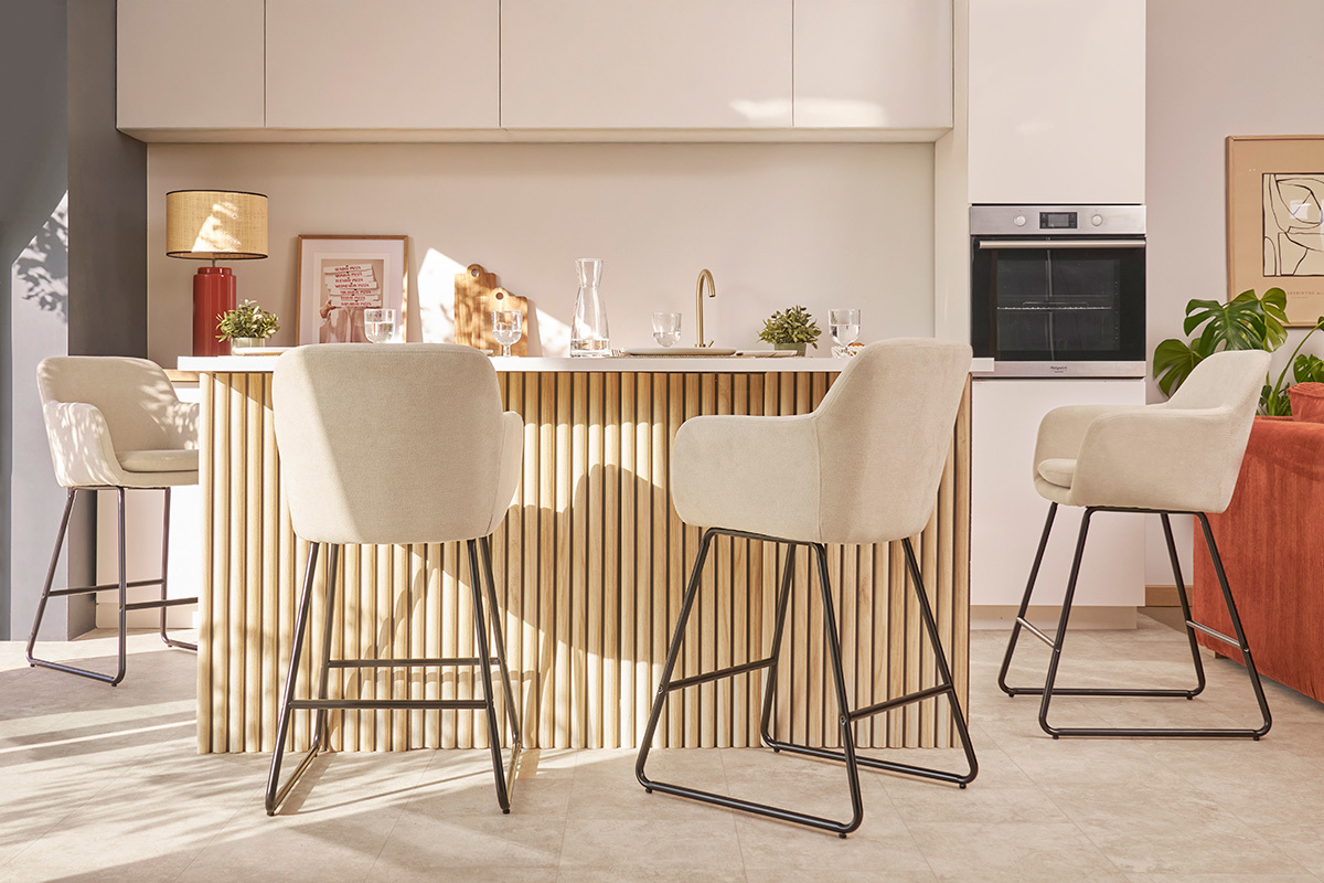 Sgabello da bar in tessuto effetto velluto beige H65 cm (set di 2) AMIKA