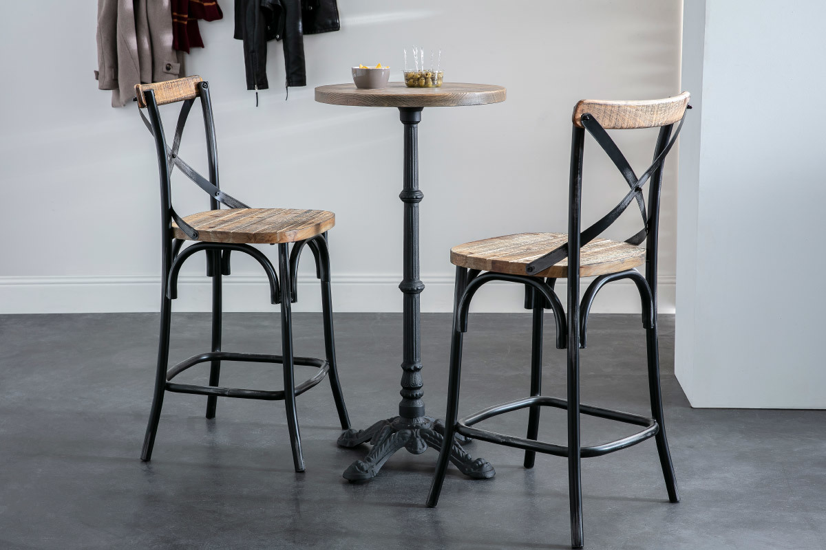 Tabouret de bar industriale JAKE in legno e metallo nero, con un tavolo alto.