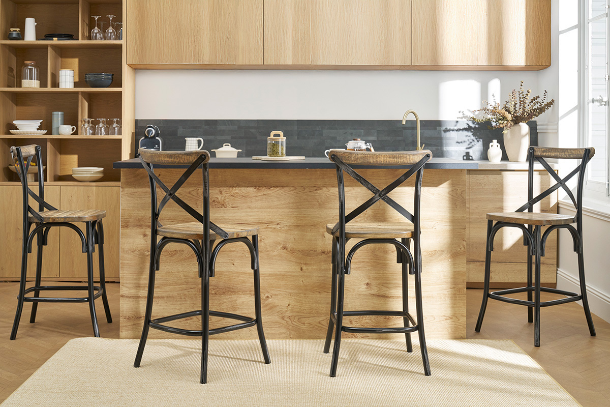 Sgabello da bar industriale in legno e metallo invecchiato nero, vista a tre quarti con altri sgabelli.