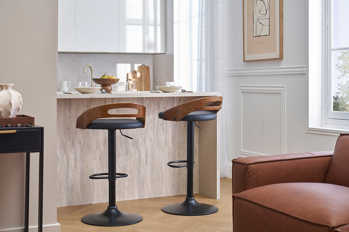Sgabelli da bar neri e in noce MANO, vista laterale in una cucina elegante.