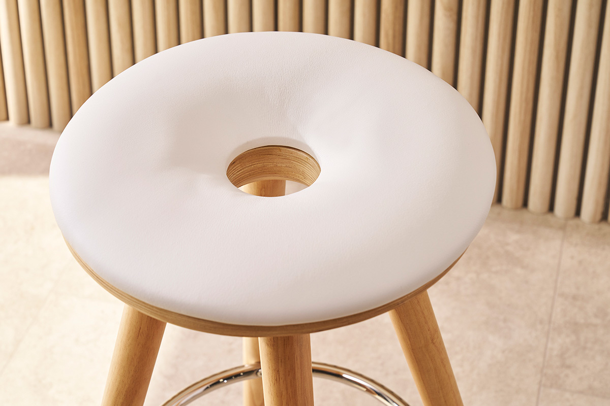 Sgabello da bar scandinavo 65cm PU bianco piedi legno chiaro NORDECO