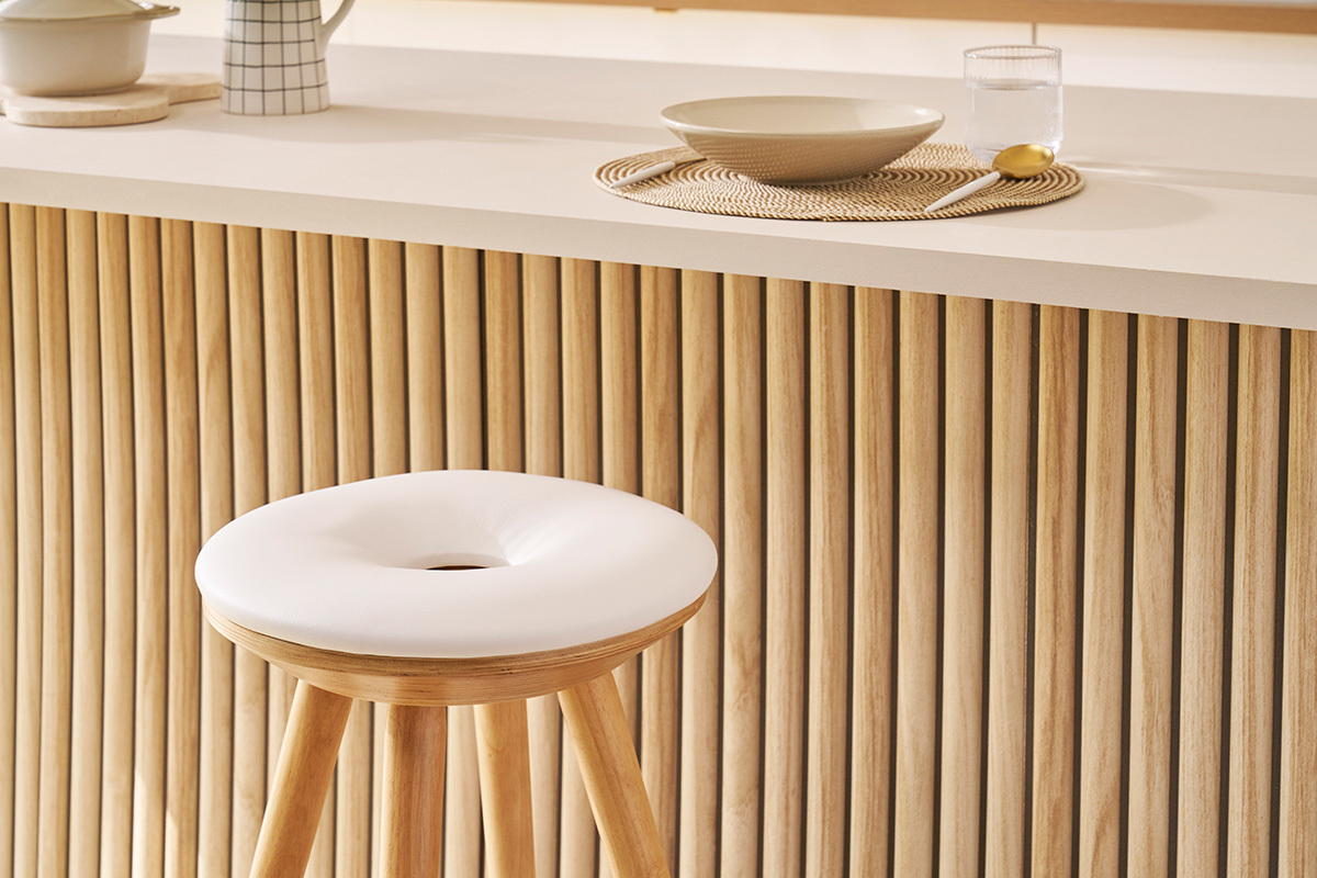 Sgabello da bar scandinavo 65cm PU bianco piedi legno chiaro NORDECO