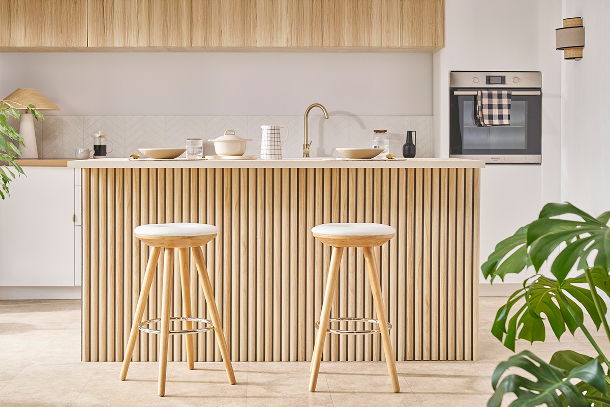 Sgabello da bar scandinavo 66cm PU bianco piedi legno chiaro NORDECO