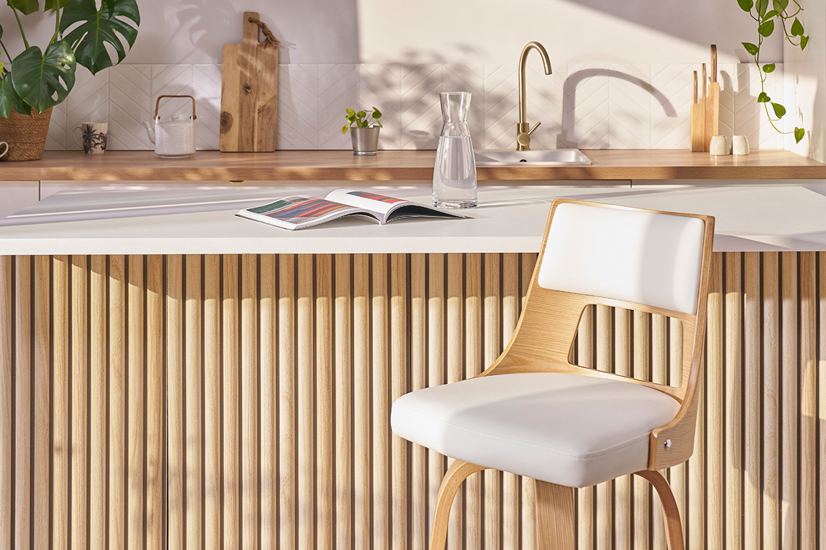 Sgabello da bar scandinavo girevole bianco e legno chiaro H69 cm GARBO