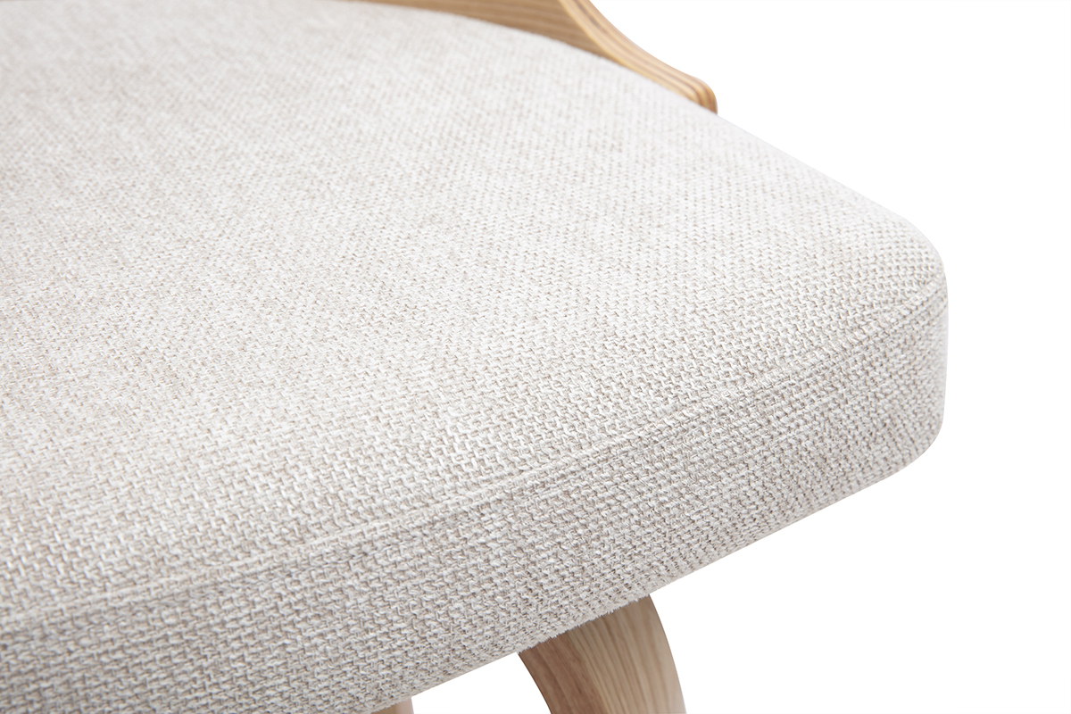 Dettaglio dello sgabello da bar scandinavo GARBO in tessuto beige e struttura in legno chiaro.