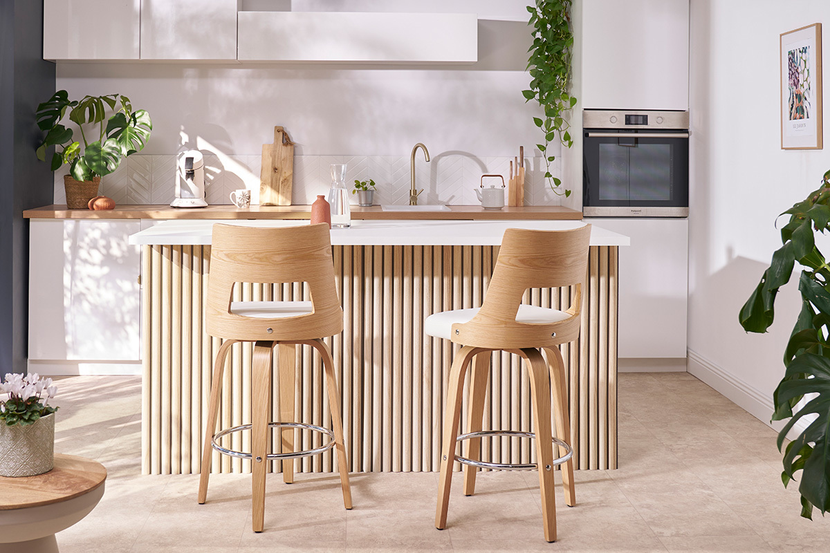 Sgabello da bar scandinavo bianco e legno chiaro, vista da dietro in una cucina moderna.