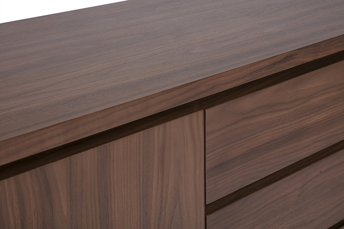 Dettaglio del buffet scandinavo FIFTIES in legno di noce, vista dall'alto, che mette in evidenza la texture del legno.