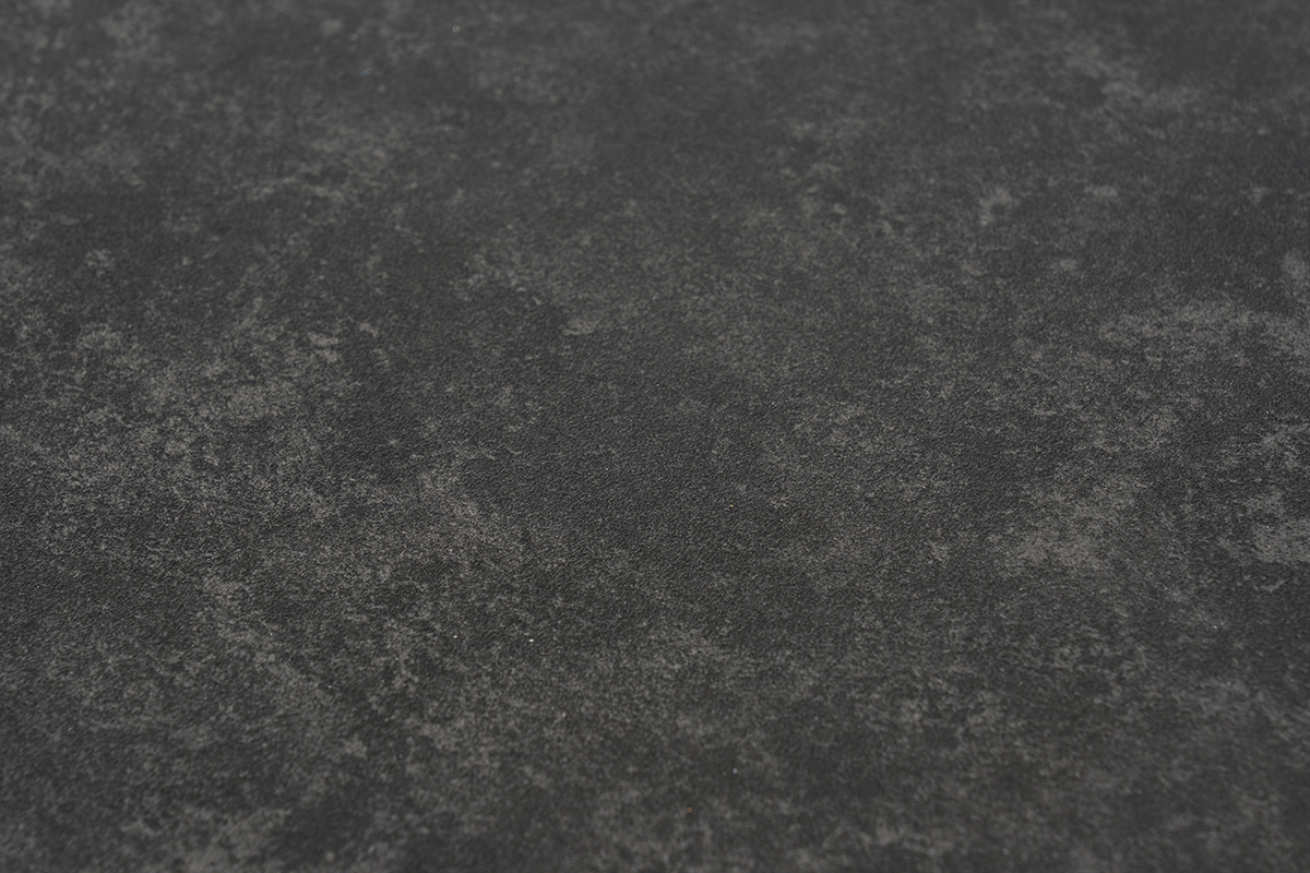 Primo piano sul piano in ceramica nera del tavolo da pranzo allungabile MELZA.