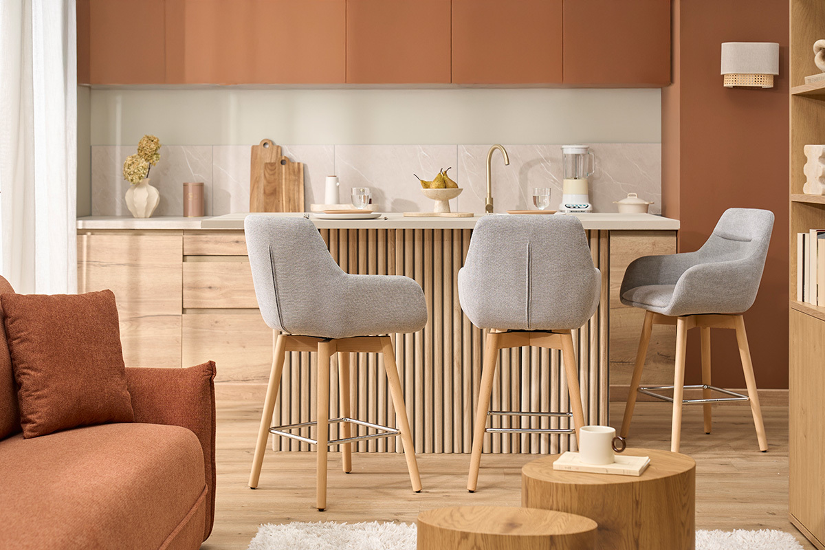 Tabouret da bar scandinavi girevoli 360� in tessuto effetto velluto grigio chiaro e legno chiaro H65 cm (set di 2) ALESS