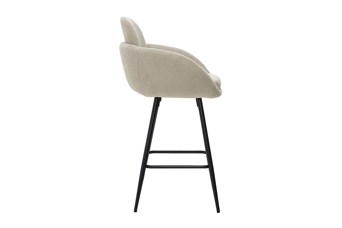Sgabello da bar in tessuto effetto velluto beige con gambe in metallo nero, vista di profilo.