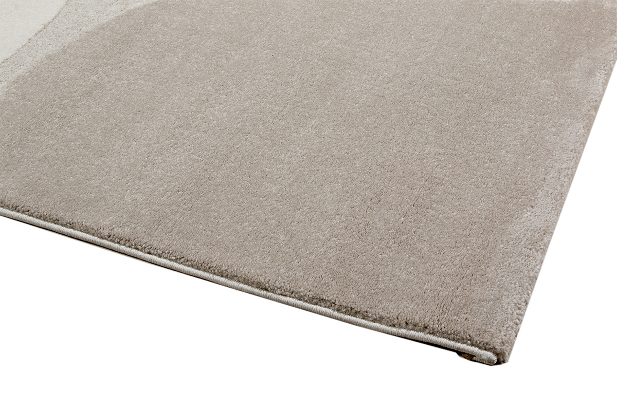 Tappeto rettangolare beige LUMA, vista in dettaglio con texture morbida e bordatura visibile.