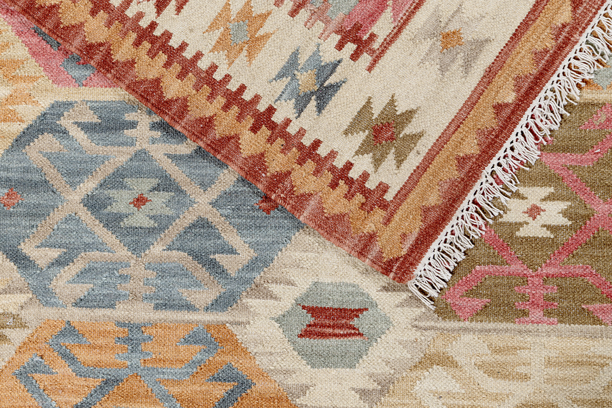 Tappeto berbero multicolore 160x230 cm MOHA, vista dall'alto zoomata con motivi geometrici.