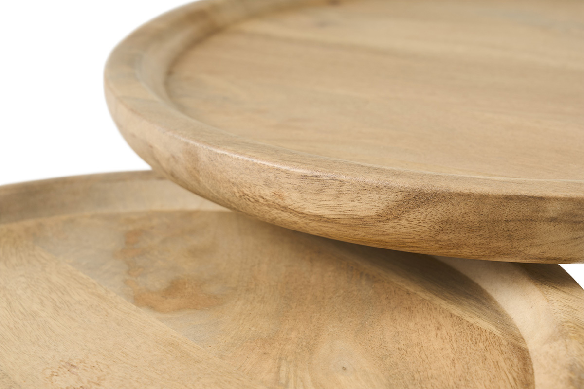 Primo piano del piano in legno di mango dei tavolini nidificati PYTA, con bordo visibile.