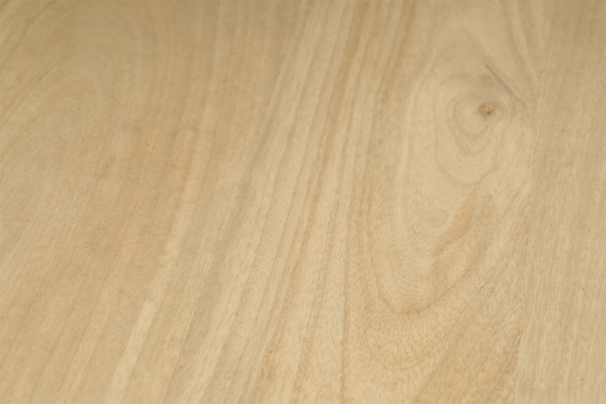 Primo piano sul piano in legno massello di mango di un tavolino.