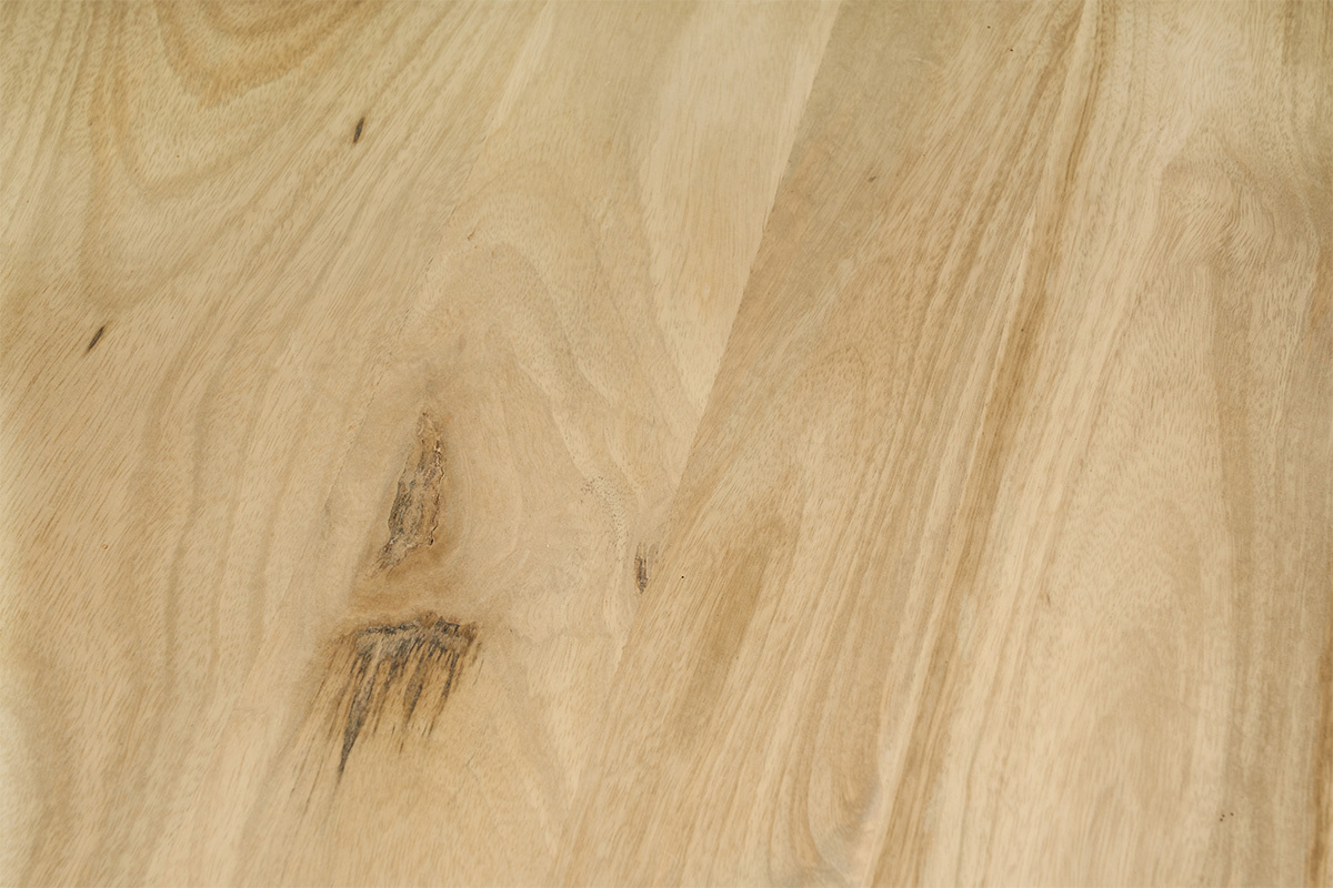 Primo piano del legno massello di mango con le sue sfumature naturali.