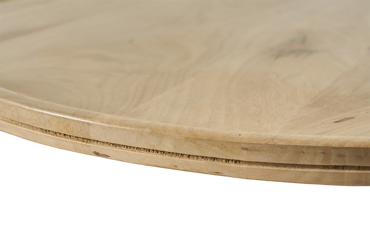 Primo piano del piano di un tavolino in legno massello di mango.