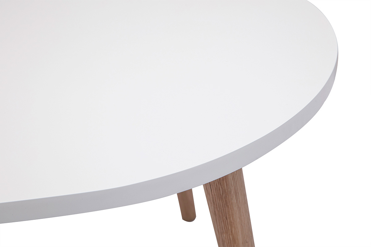 Primo piano del vassoio bianco di un tavolino scandinavo con piede in legno chiaro.