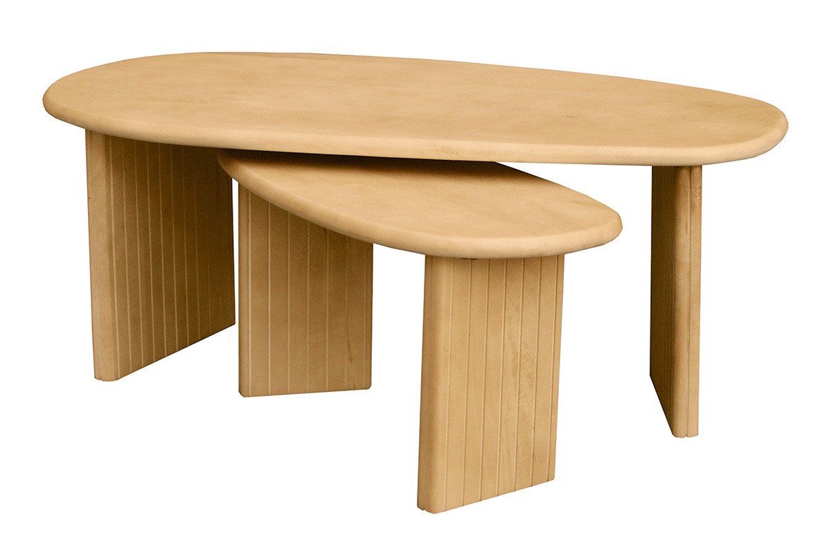 Tavolini bassi impilabili in legno massiccio di mango, vista frontale, design organico e gambe con scanalature