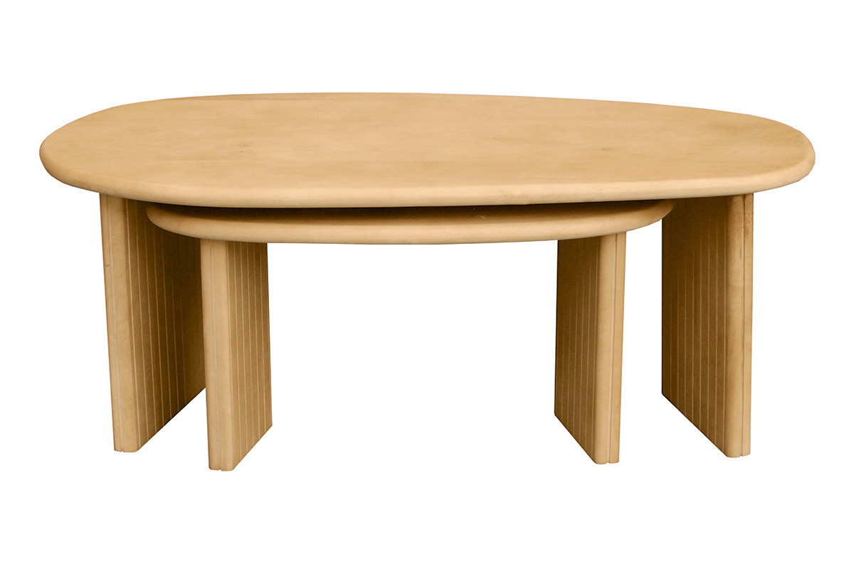 Tavolini da caff� impilabili in legno massello di mango, vista frontale, design organico con piedini scanalati.