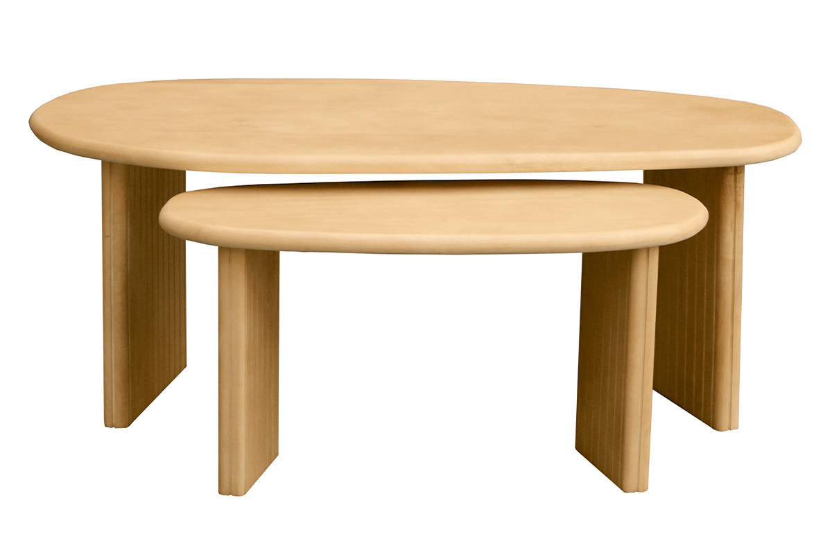 Vista dall'alto di due tavolini bassi ovali impilabili in legno massello di mango, dal design moderno.