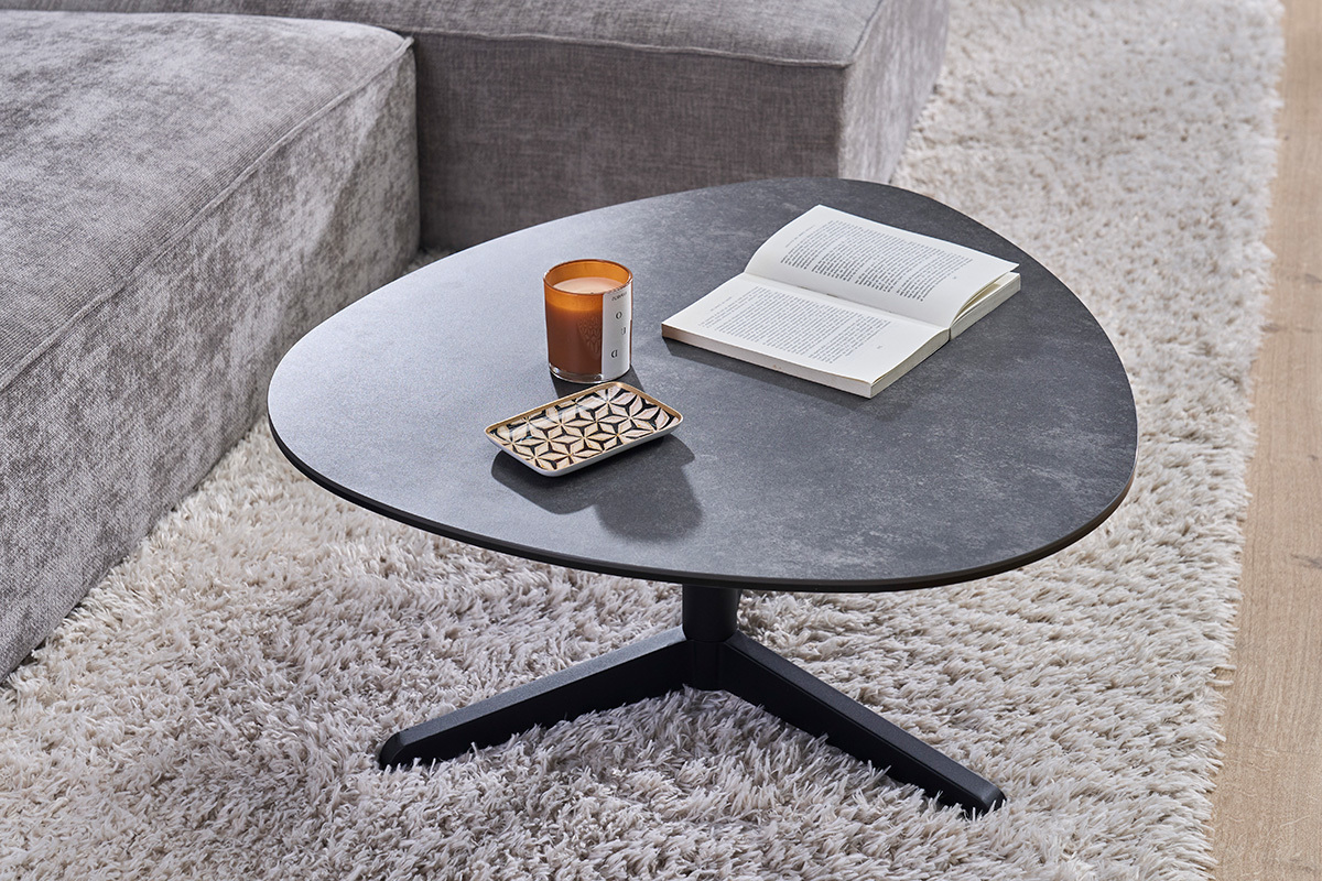 Tavolino basso design in ceramica nera e metallo L84 cm LEWA