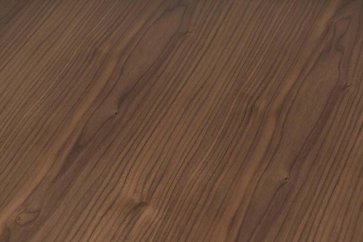 Surface du tavolino rettangolare in legno scuro noce, vista ravvicinata.