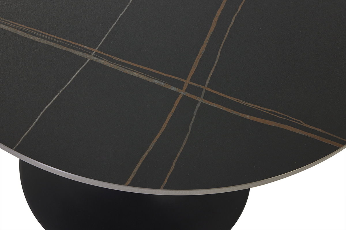 Tavolino basso rotondo in ceramica nera con linee colorate visto dall'alto.