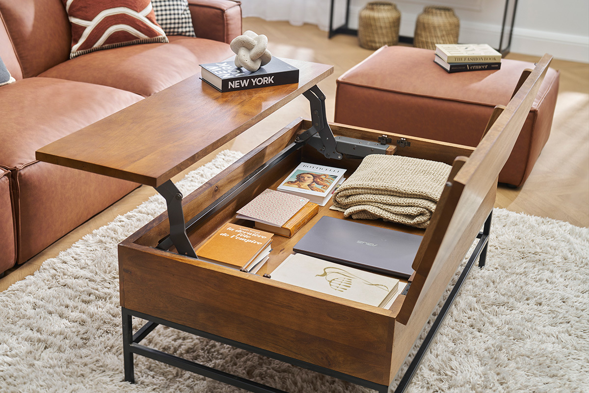 Tavolino sollevabile in legno di mango e metallo nero con ripostiglio interno, vista da 3/4.