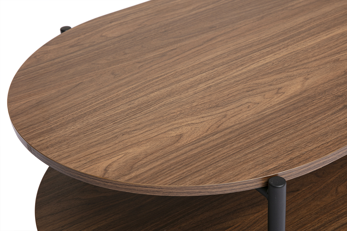 Tavolino basso ovale in legno finitura noce con struttura in metallo nero, vista ravvicinata.