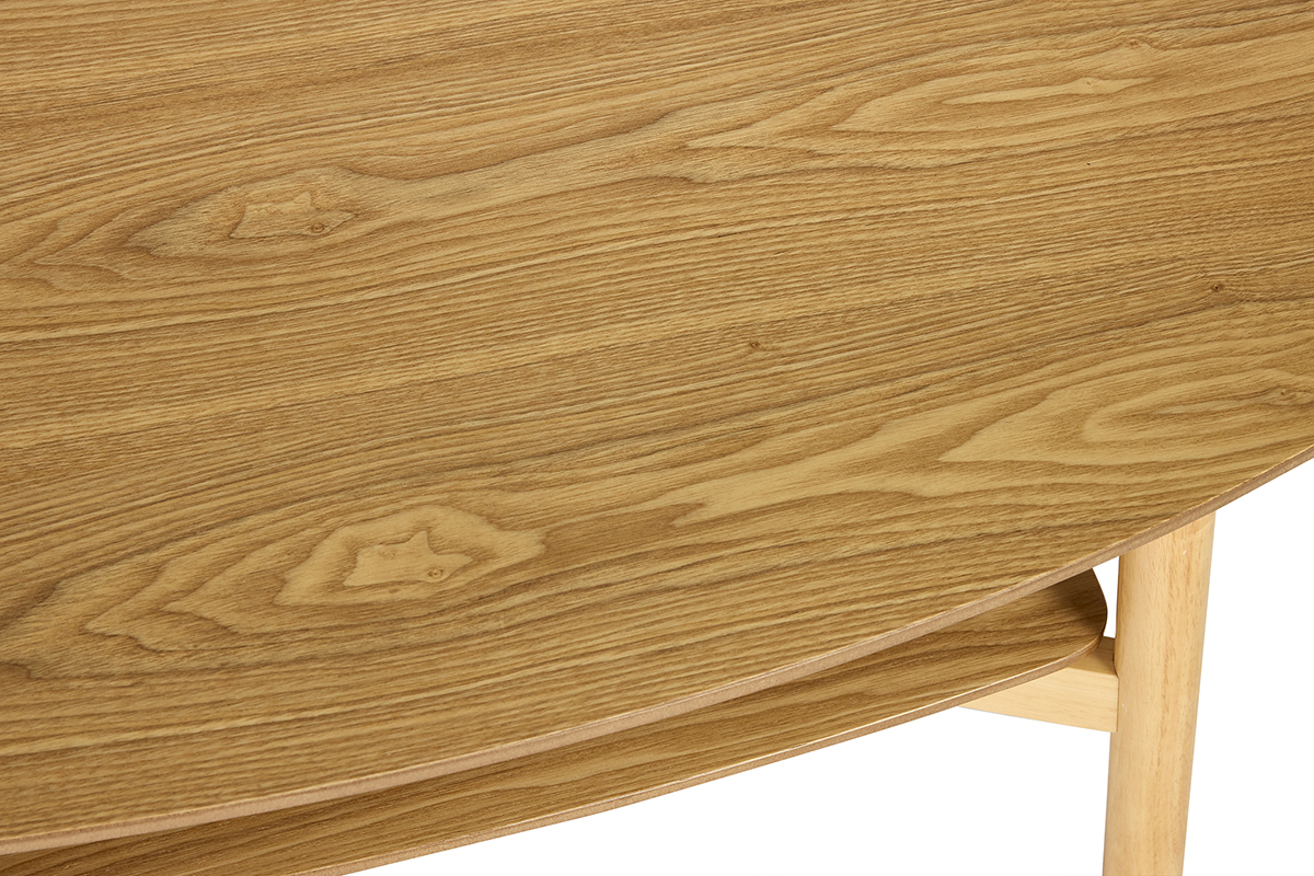 Primo piano su un tavolino ovale in legno chiaro con nodo visibile.