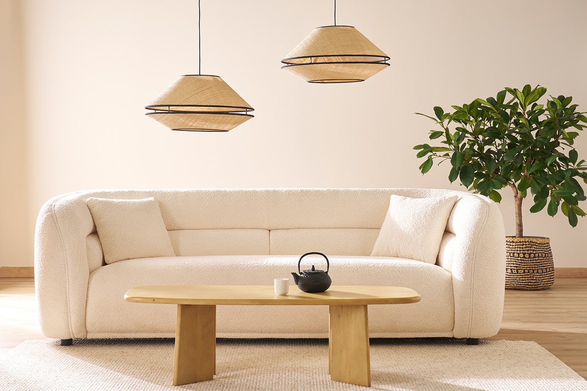 Tavolino in legno massiccio davanti a un divano in un soggiorno moderno.