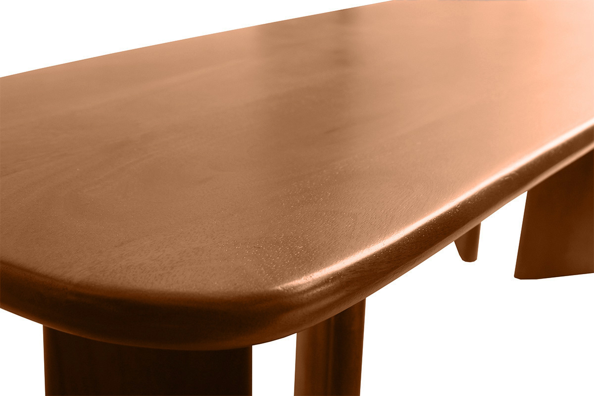 Tavolino basso SOTA in legno massello di mango, vista ravvicinata del piano arrotondato.