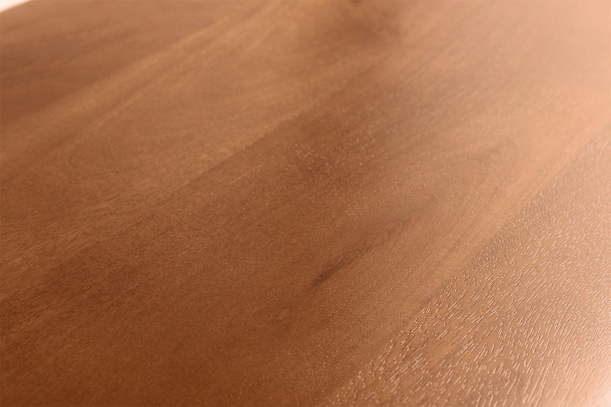 Primo piano del piano in legno massiccio di mango tinto del tavolino SOTA.