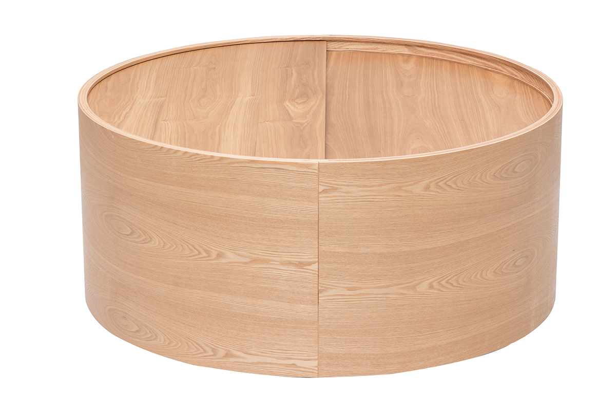 Tavolino basso rotondo in legno chiaro con piano girevole, vista laterale.