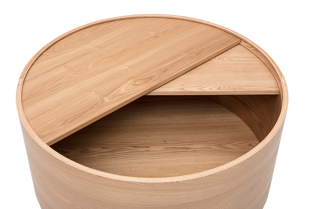 Tavolino rotondo in legno con piano girevole aperto e spazio di stoccaggio visibile.