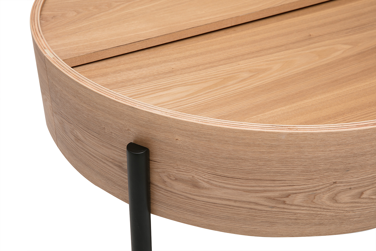 Tavolino basso rotondo in legno di frassino chiaro con piede in metallo nero, vista ravvicinata.