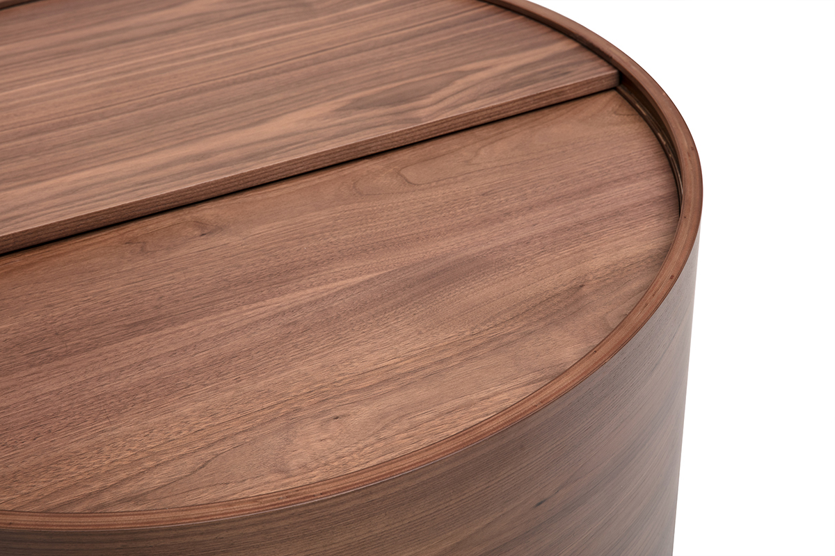Tavolino rotondo in noce scuro, vista dall'alto ingrandita, con piano parzialmente aperto.
