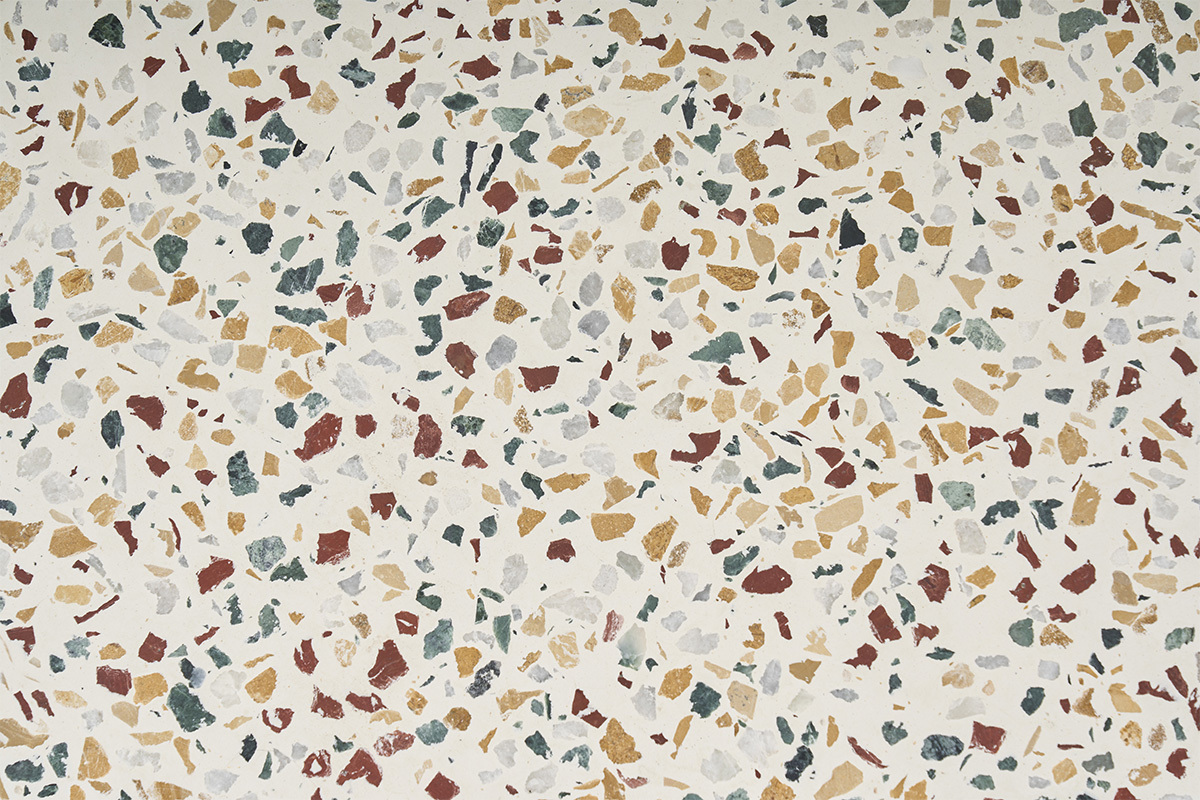 Dettaglio del motivo in terrazzo multicolore del tavolino rotondo NESSA.